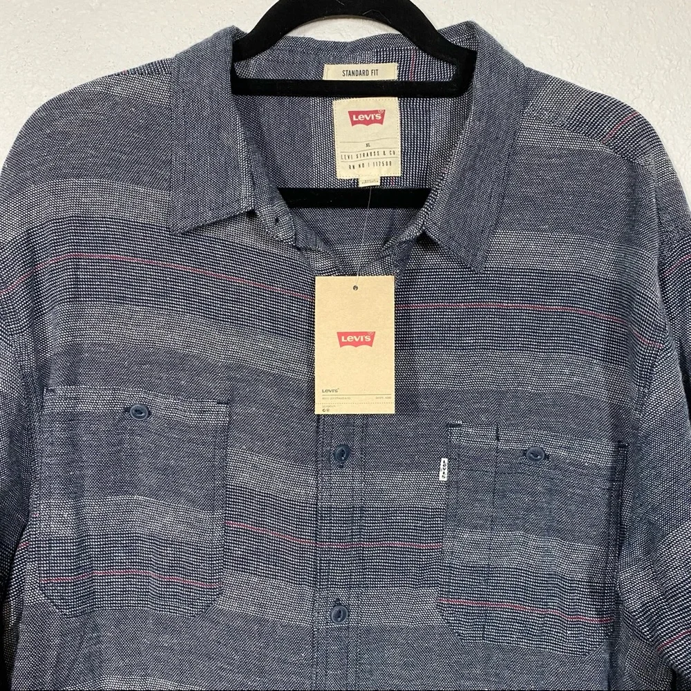 Levi’s Men’s standard fit blue striped long sleeve button down shirt